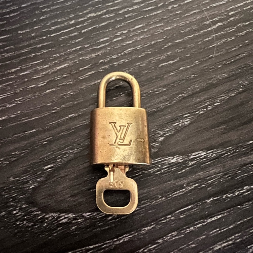Authentic LV lock and key - Picture 1 of 4